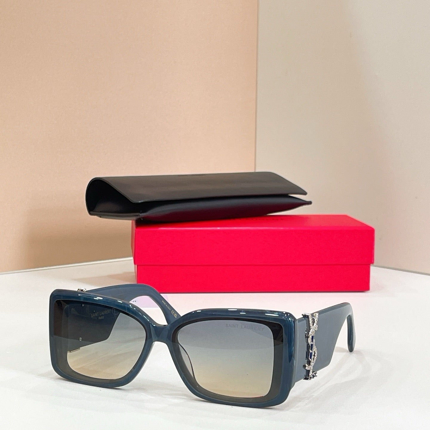 Mehrfarbige Sonnenbrille