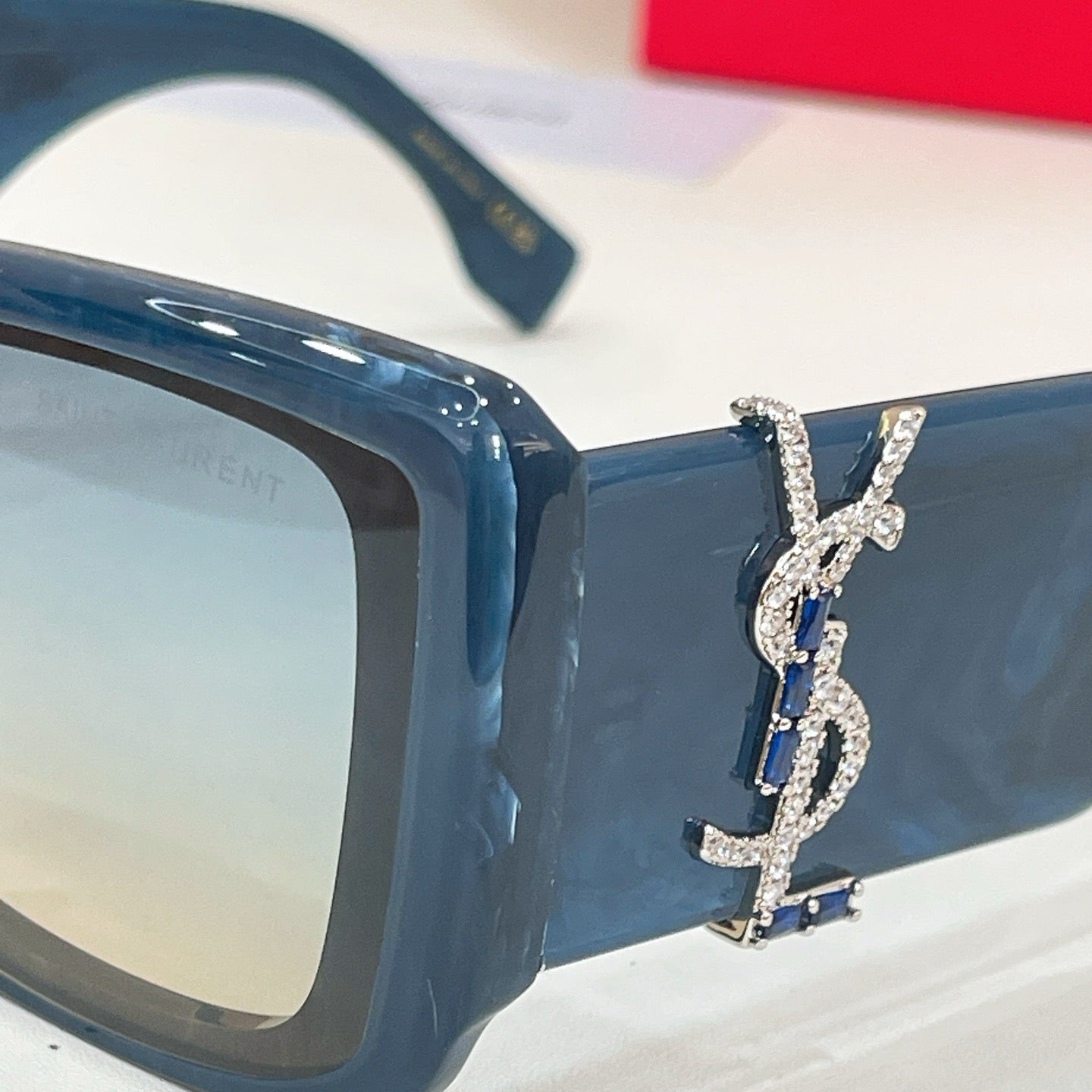 Mehrfarbige Sonnenbrille