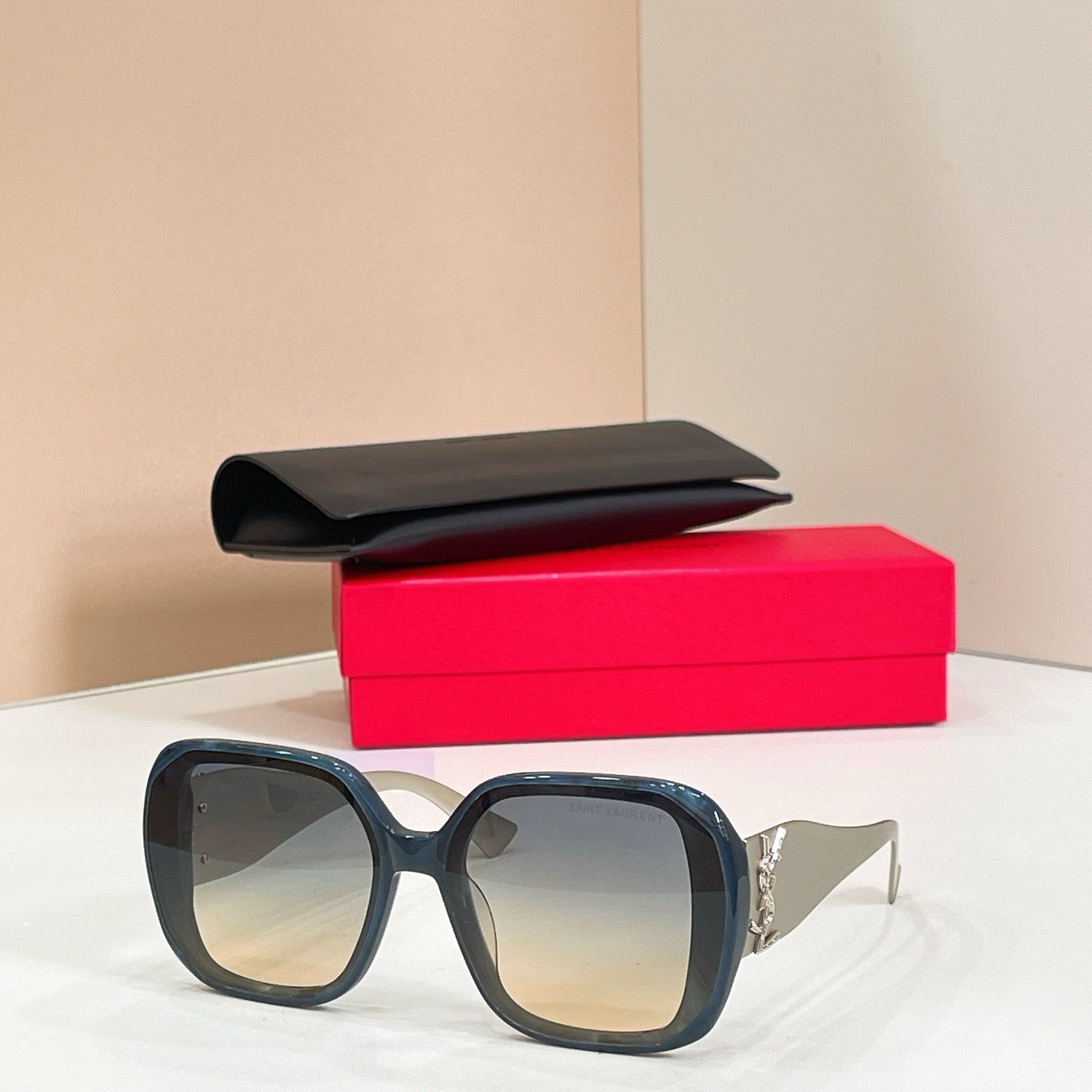 Mehrfarbige Sonnenbrille