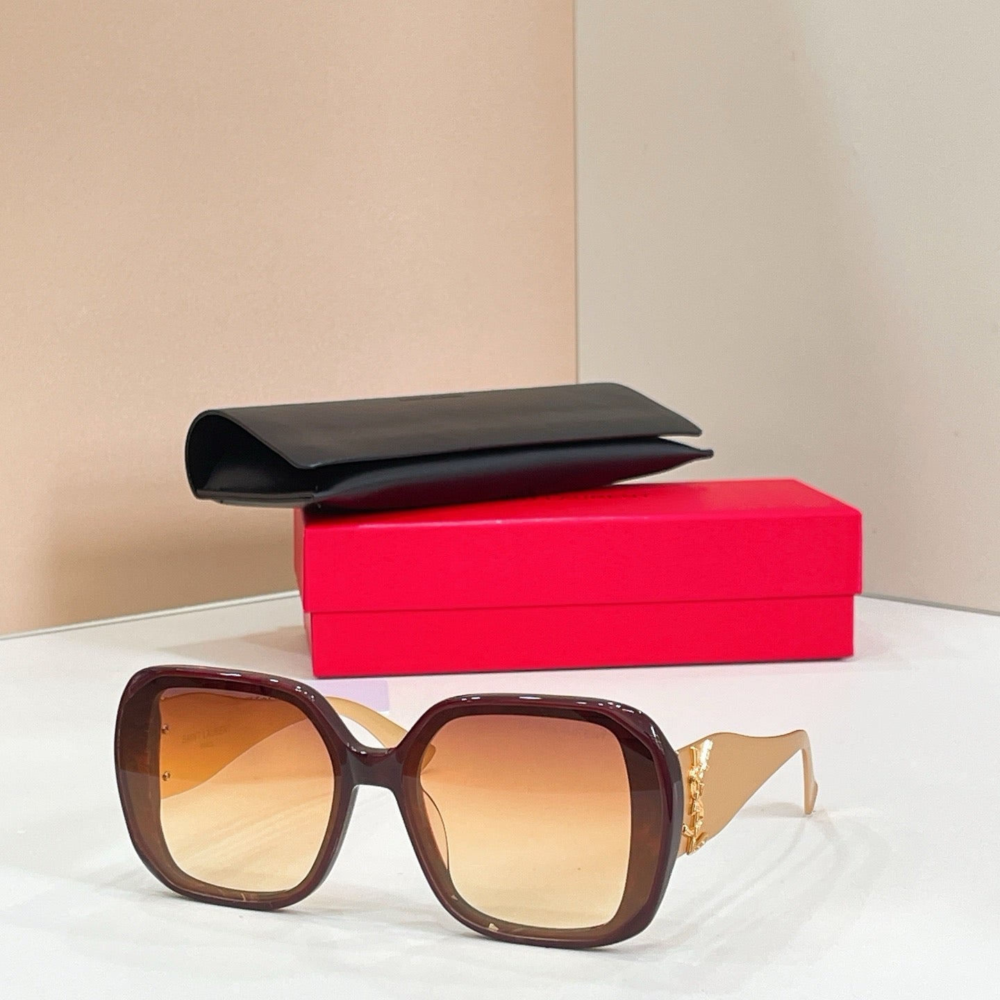 Mehrfarbige Sonnenbrille