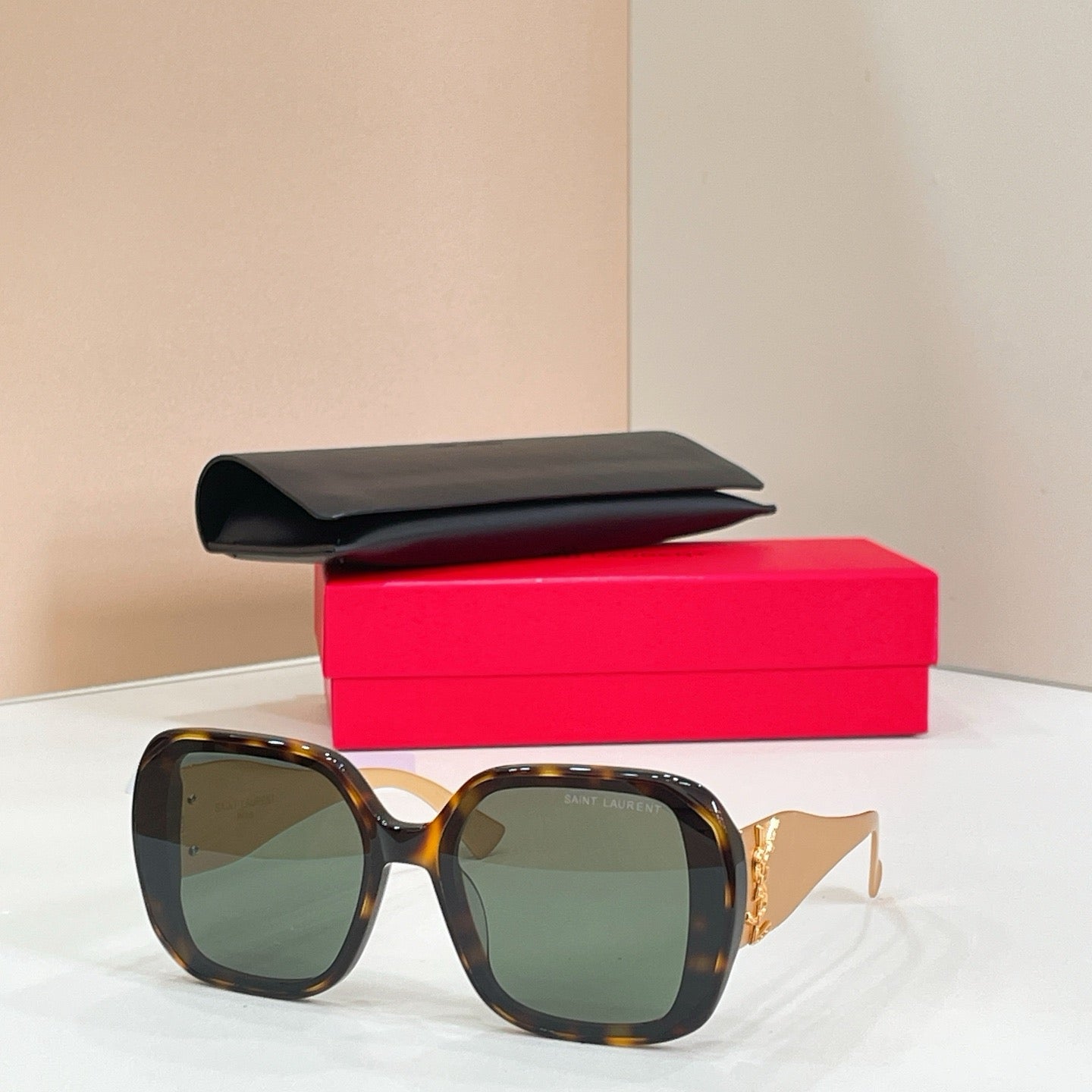 Mehrfarbige Sonnenbrille