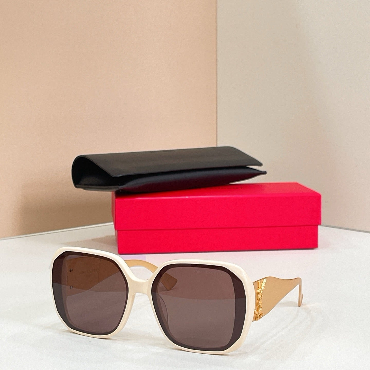 Mehrfarbige Sonnenbrille