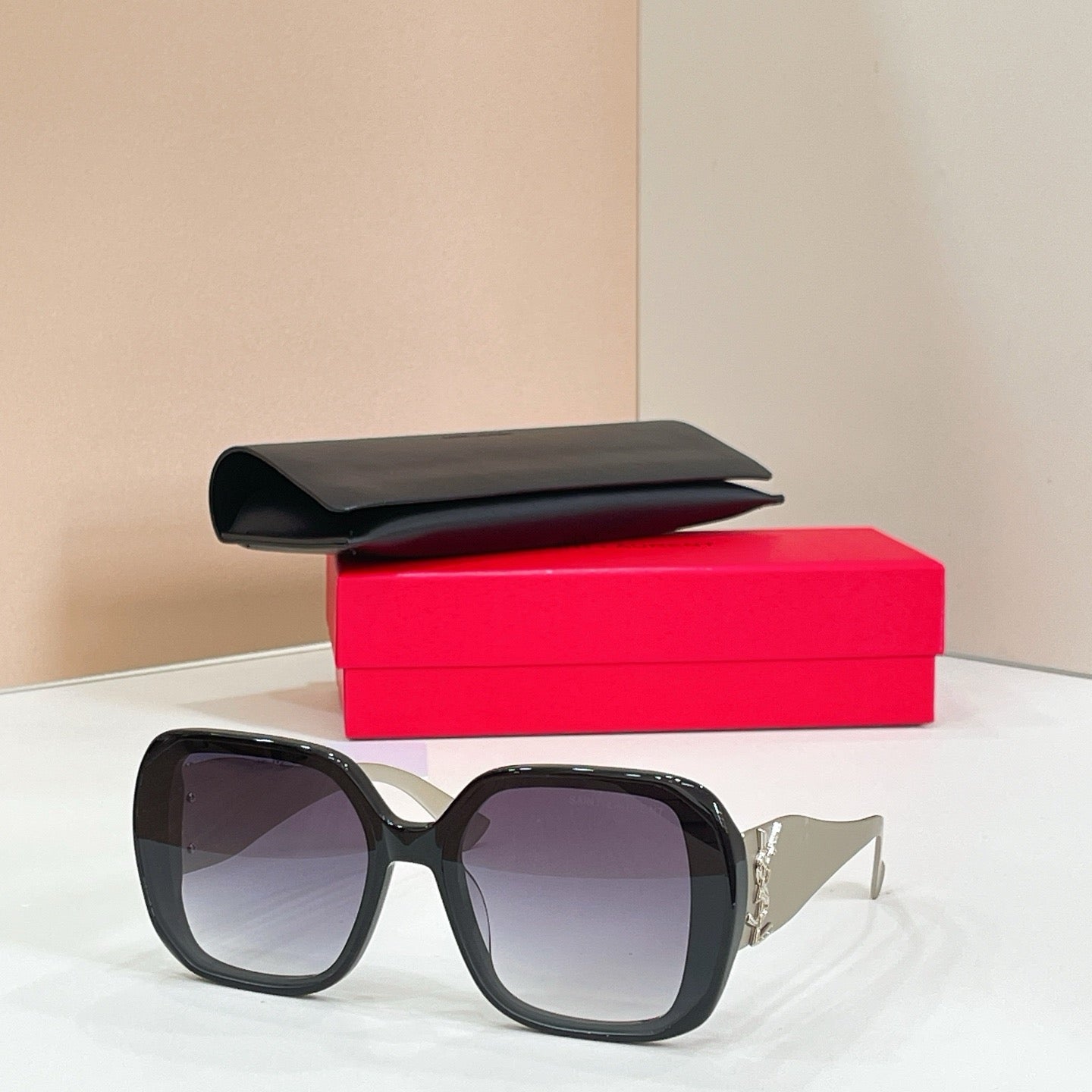 Mehrfarbige Sonnenbrille