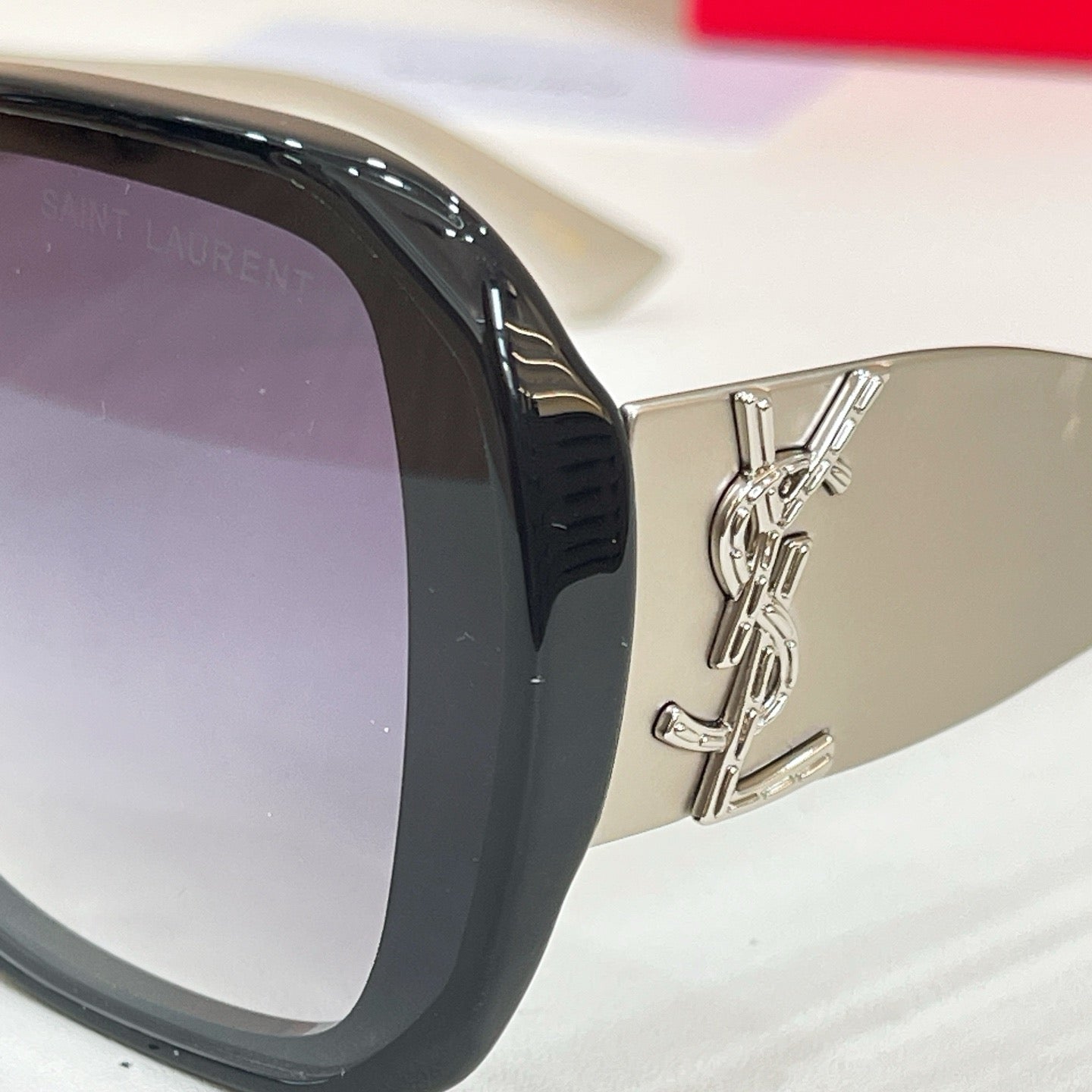 Mehrfarbige Sonnenbrille