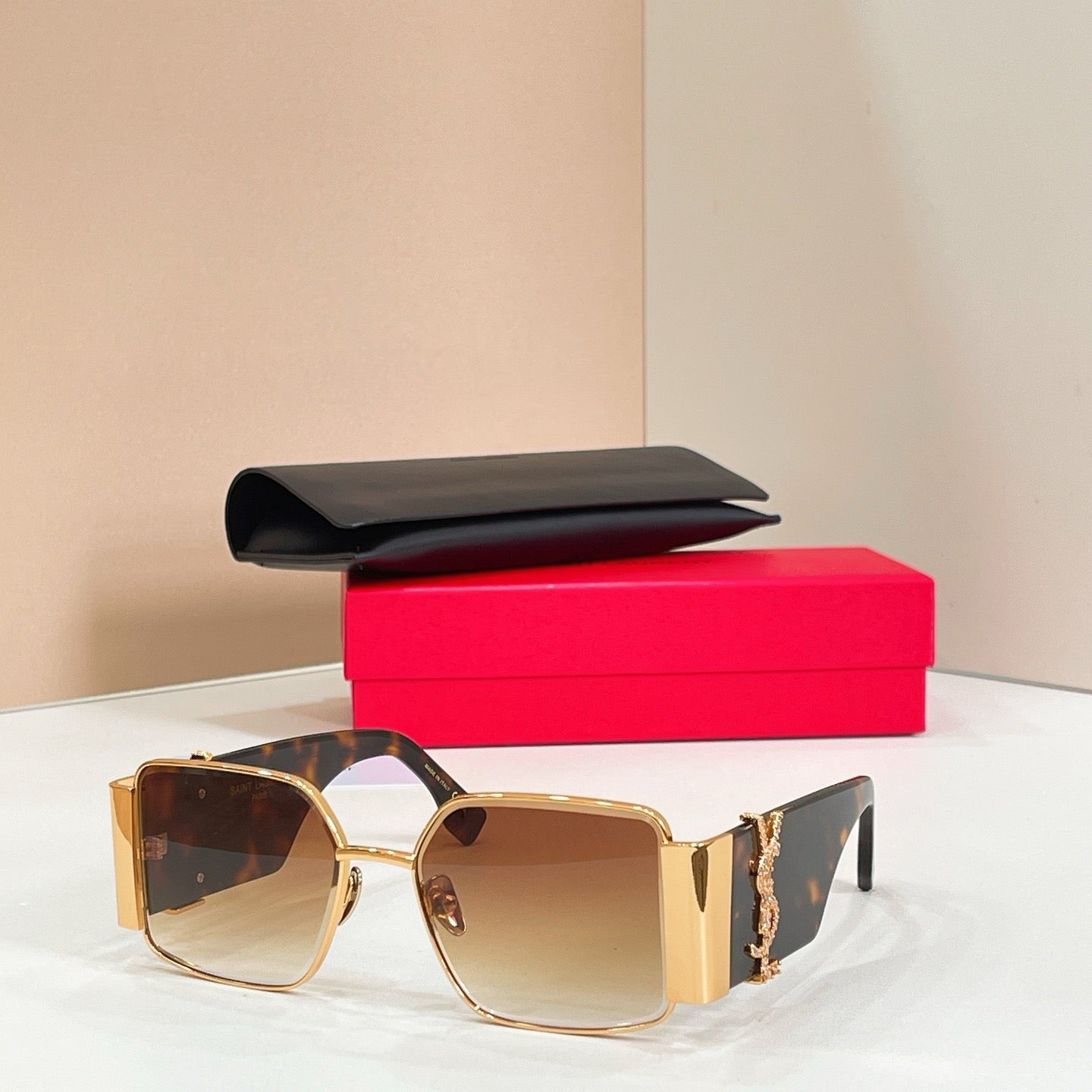 Mehrfarbige Sonnenbrille