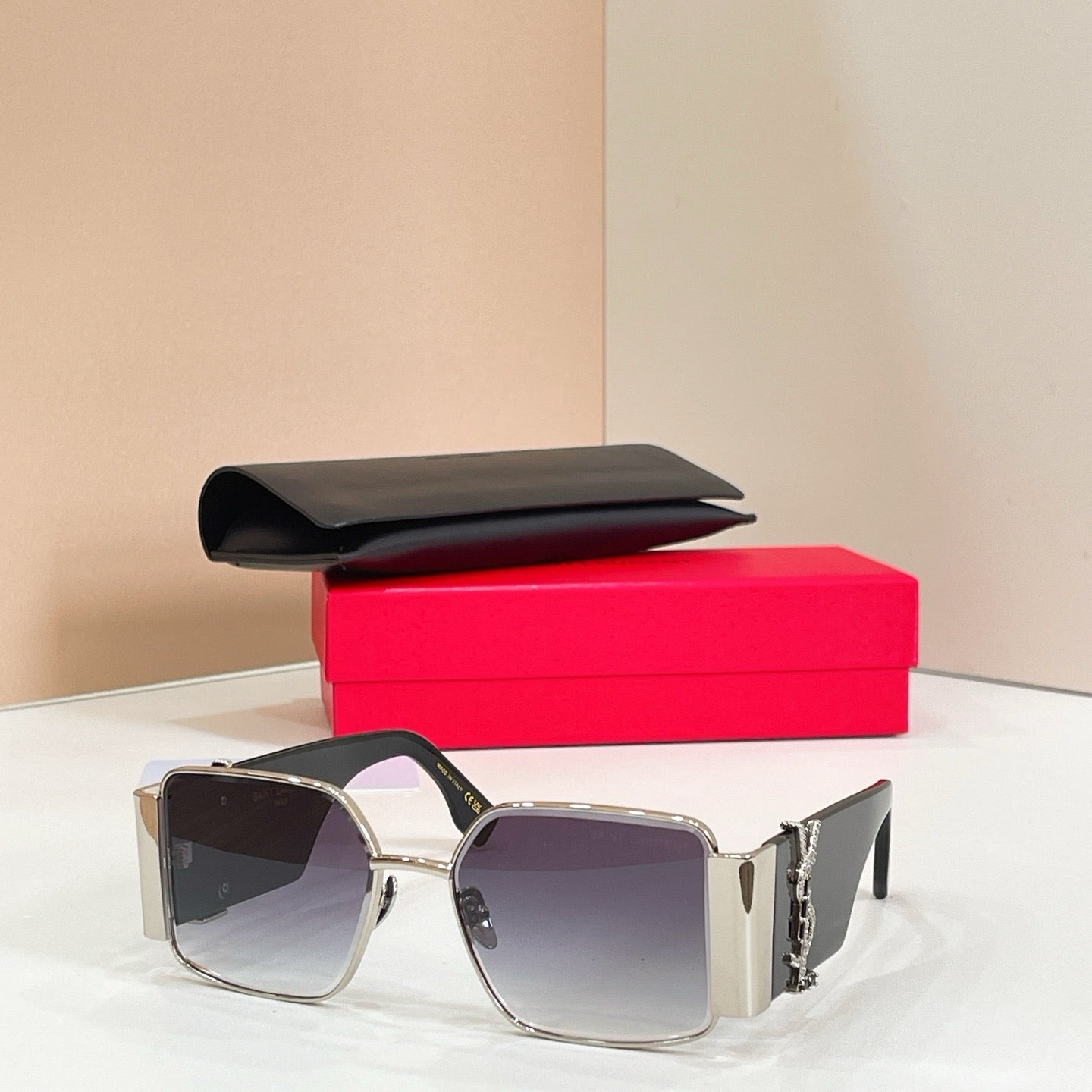 Mehrfarbige Sonnenbrille