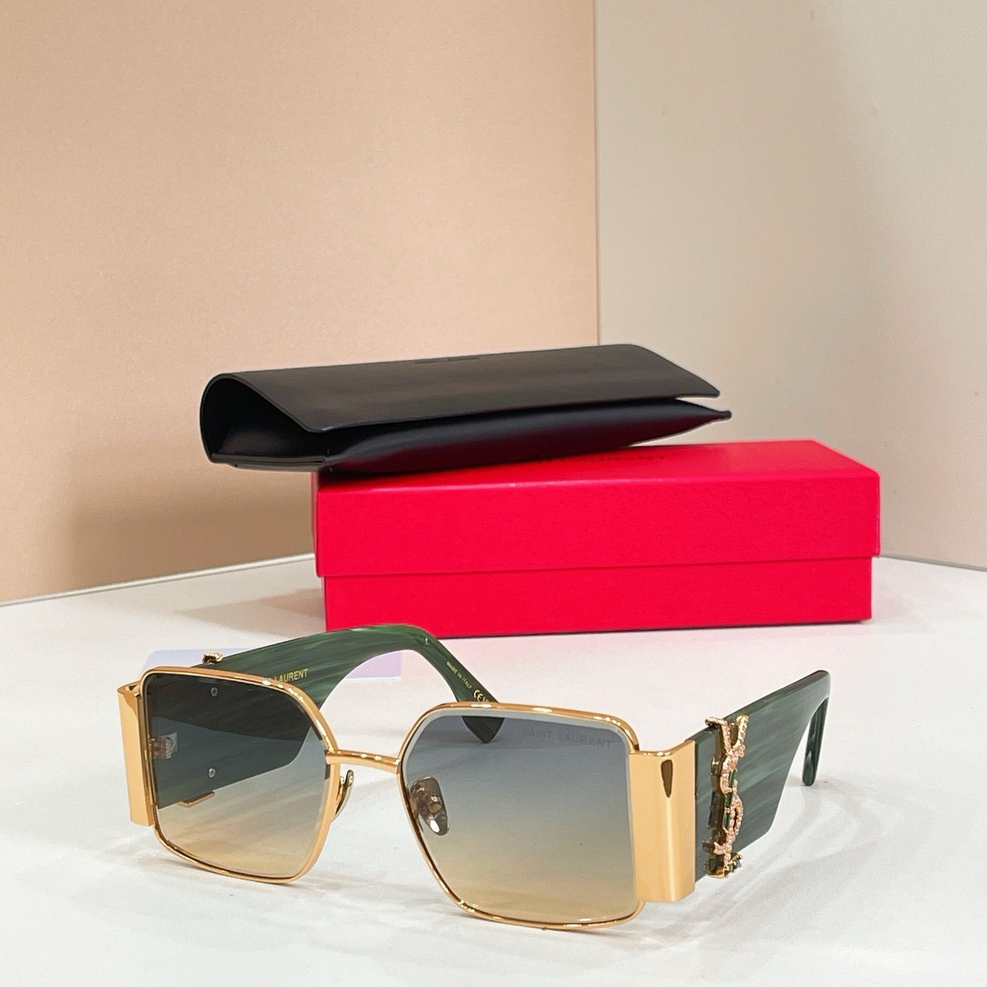 Mehrfarbige Sonnenbrille