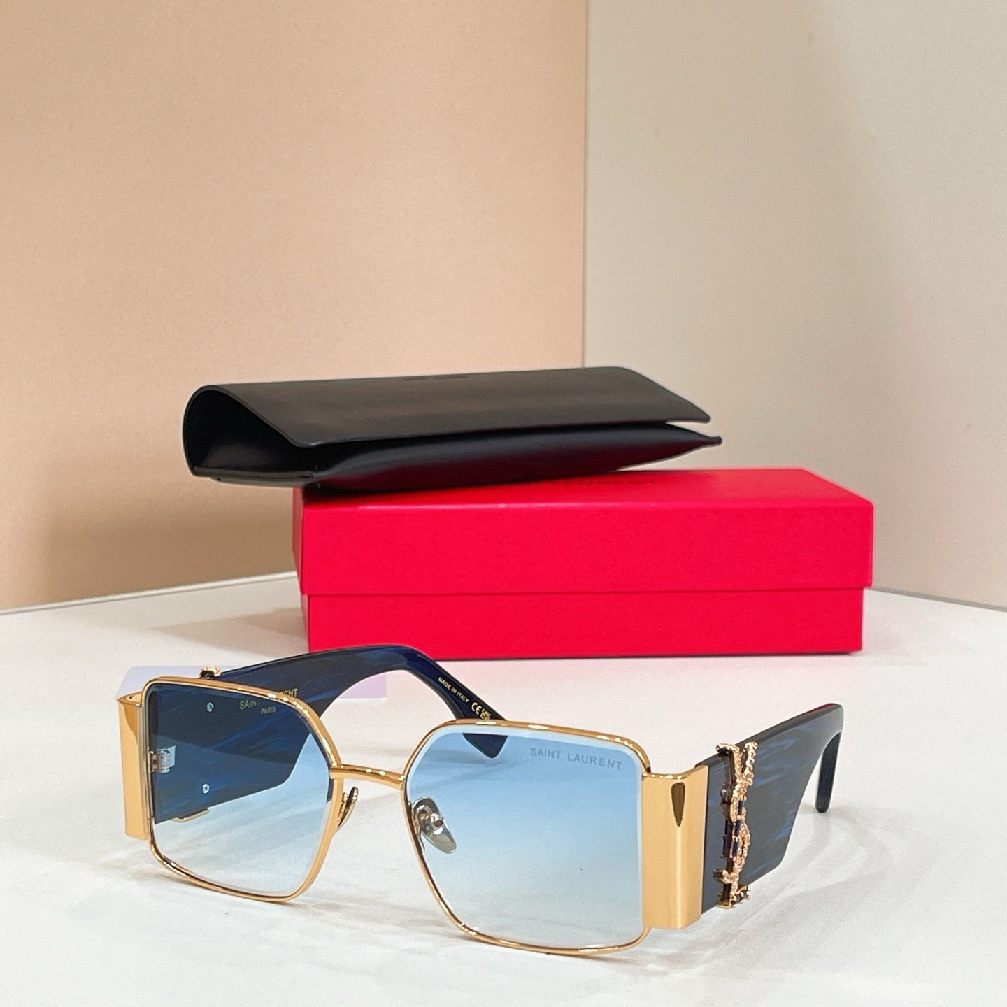 Mehrfarbige Sonnenbrille