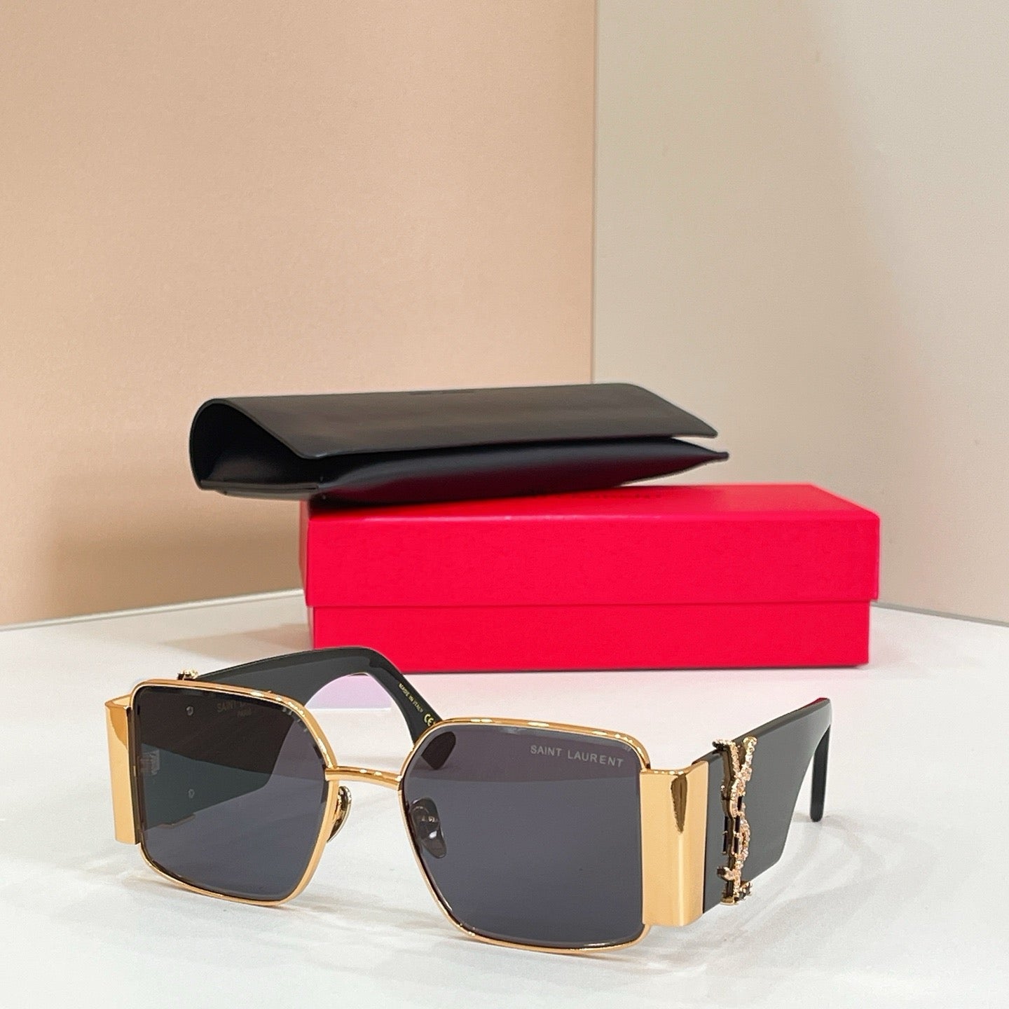 Mehrfarbige Sonnenbrille