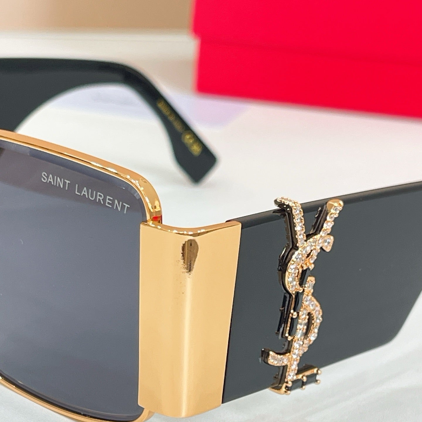 Mehrfarbige Sonnenbrille