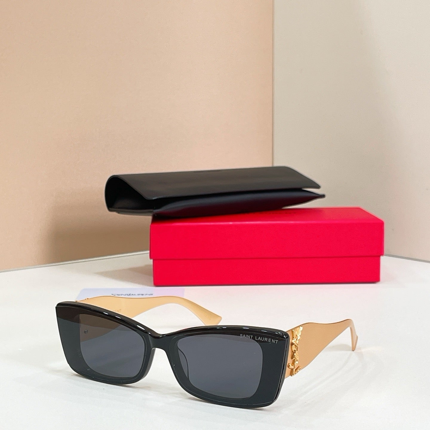 Mehrfarbige Sonnenbrille