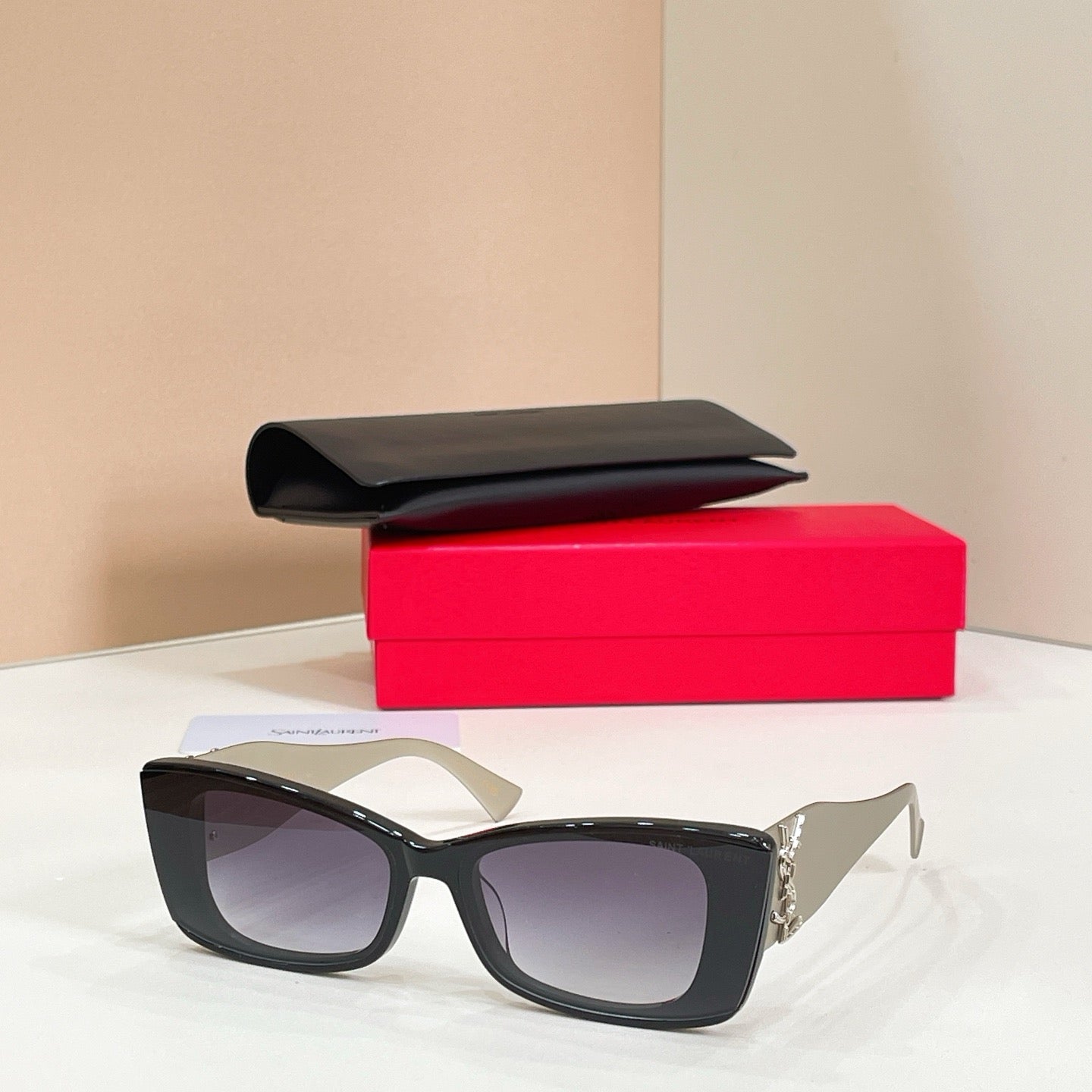 Mehrfarbige Sonnenbrille