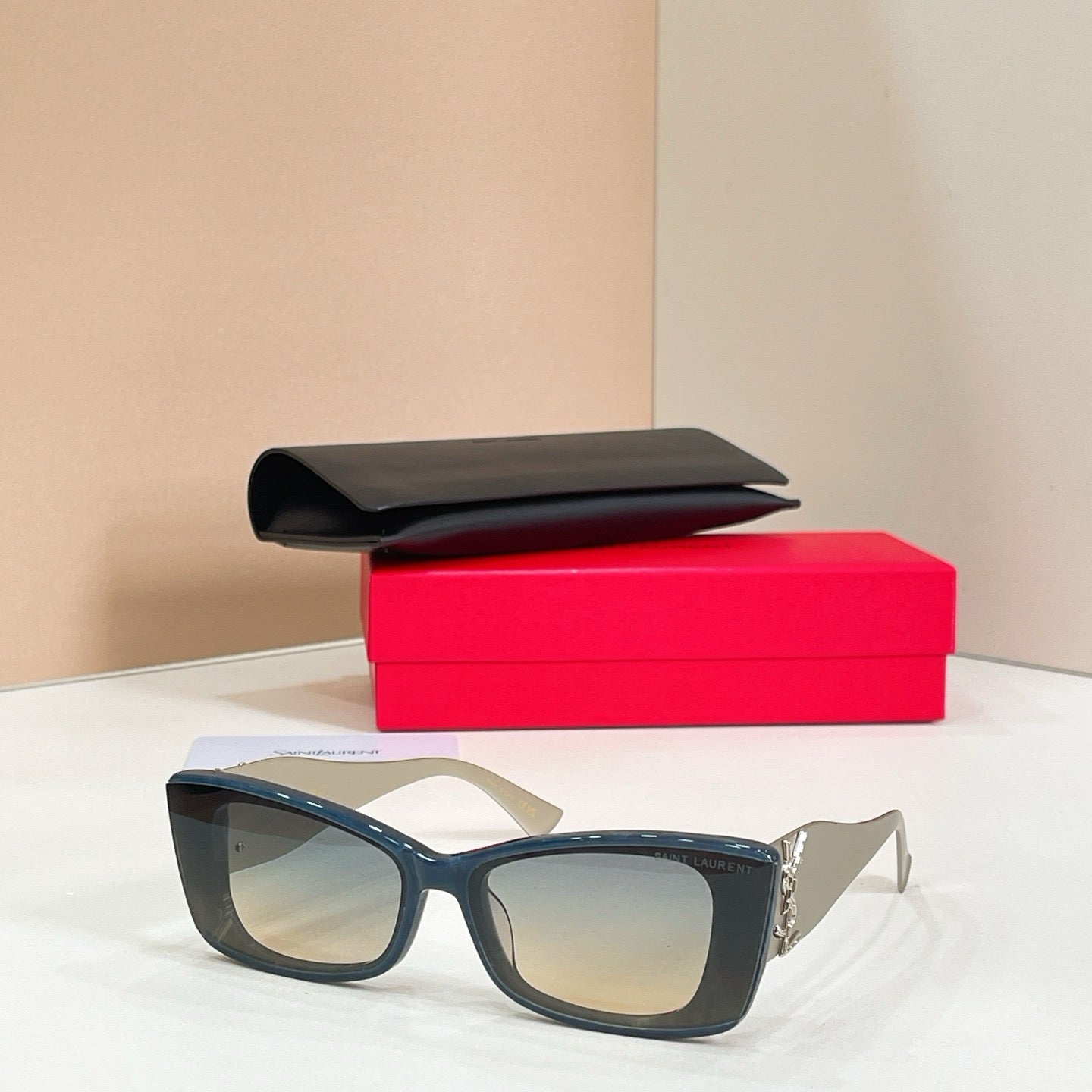 Mehrfarbige Sonnenbrille