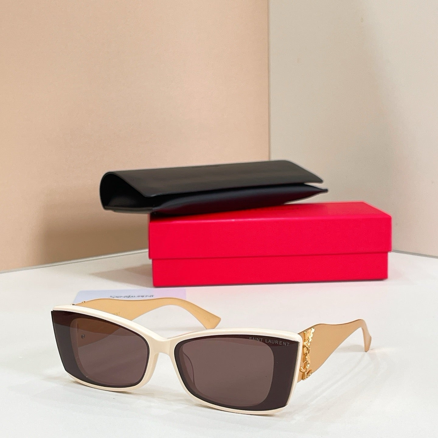 Mehrfarbige Sonnenbrille
