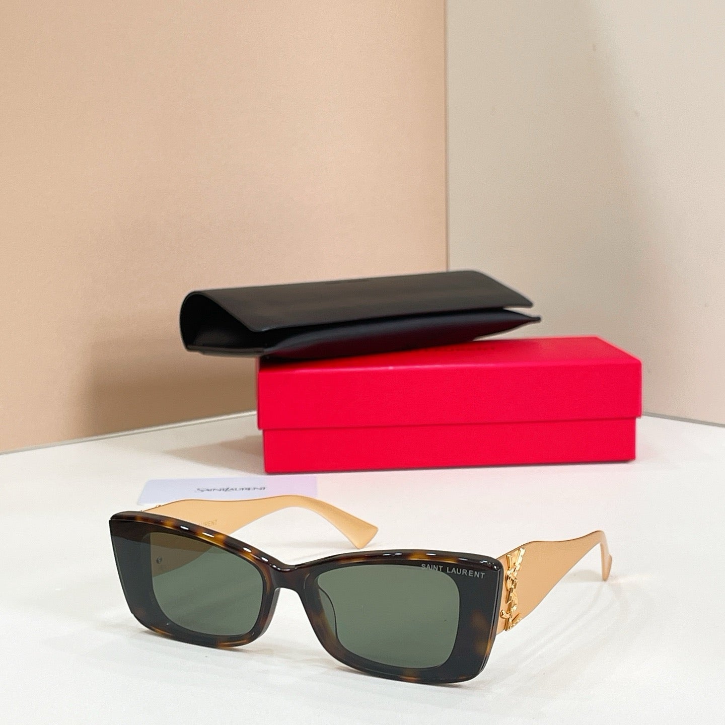 Mehrfarbige Sonnenbrille