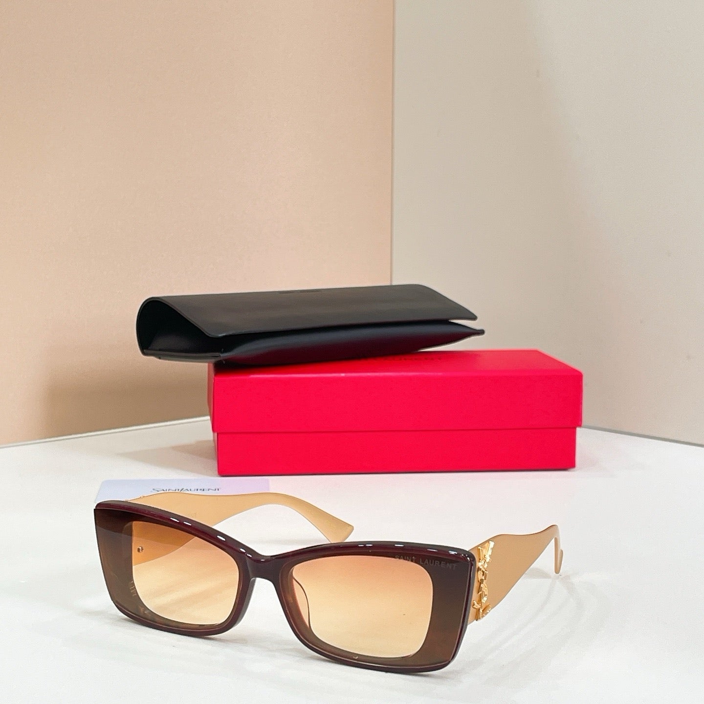 Mehrfarbige Sonnenbrille