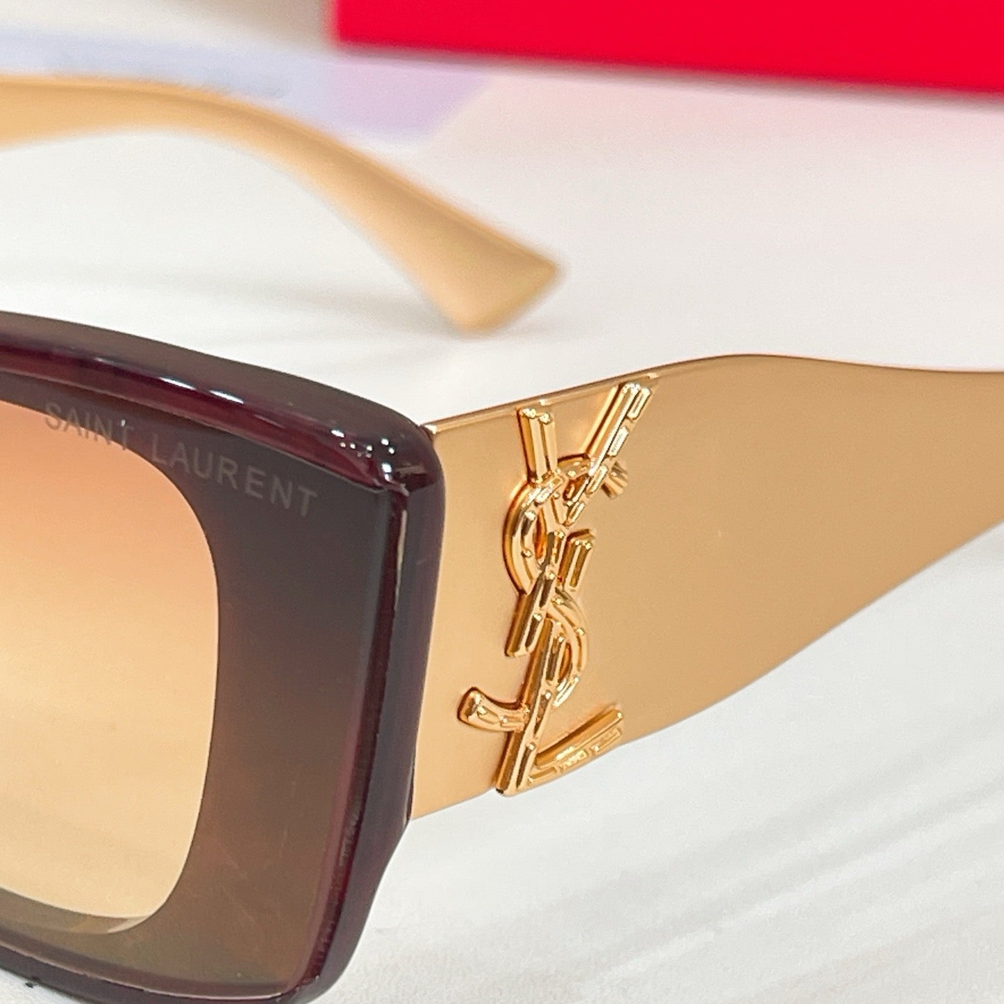 Mehrfarbige Sonnenbrille