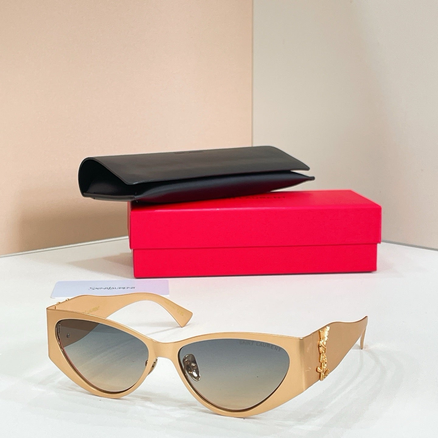 Mehrfarbige Sonnenbrille