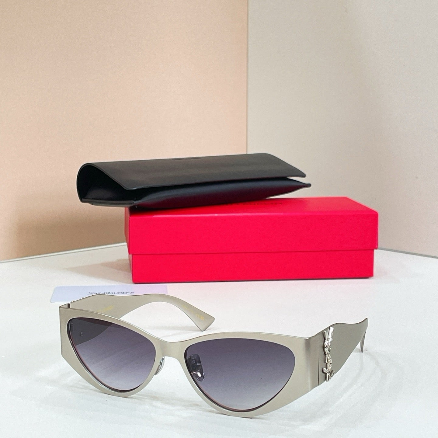 Mehrfarbige Sonnenbrille