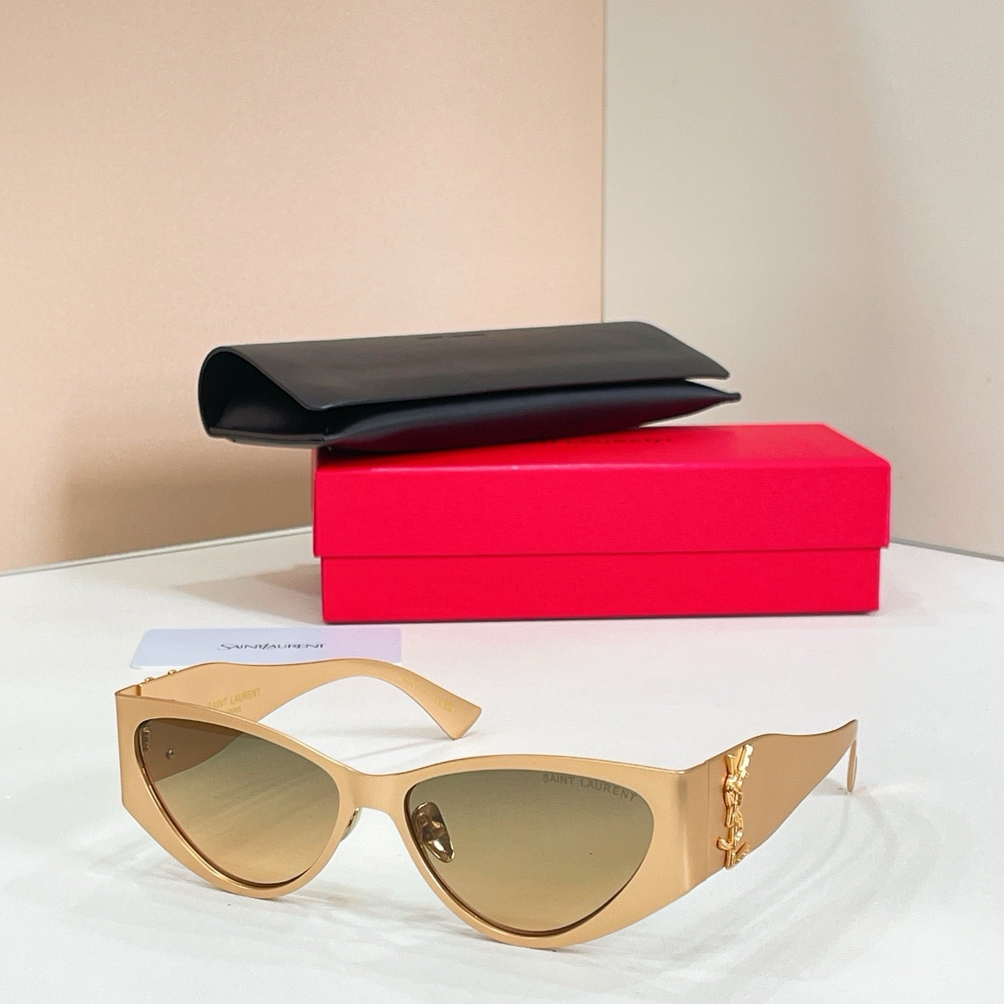 Mehrfarbige Sonnenbrille