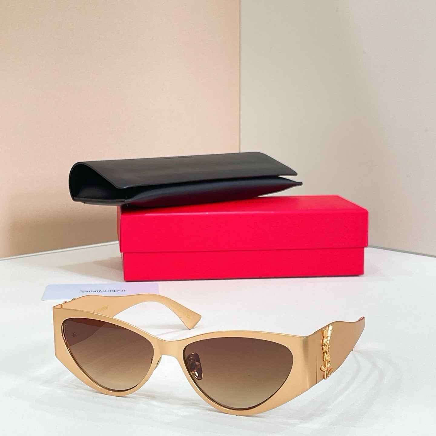 Mehrfarbige Sonnenbrille