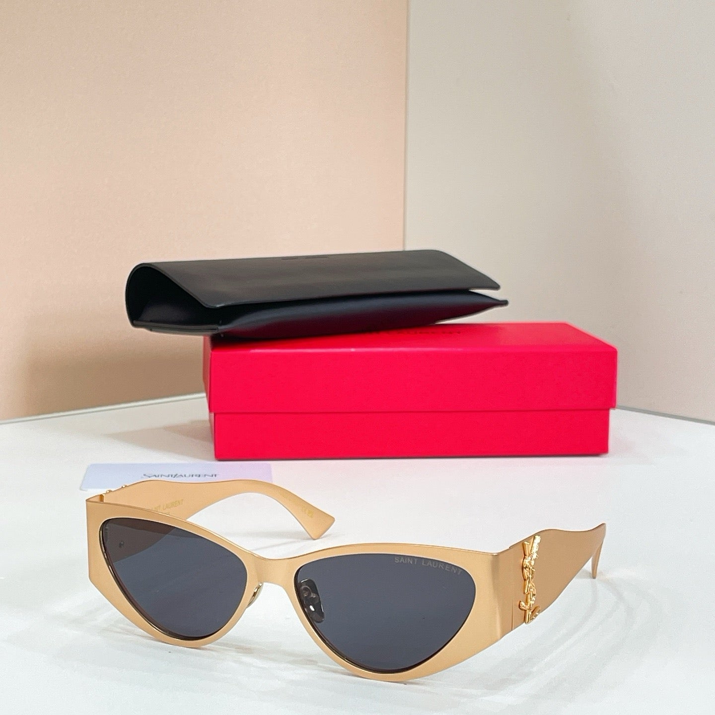 Mehrfarbige Sonnenbrille