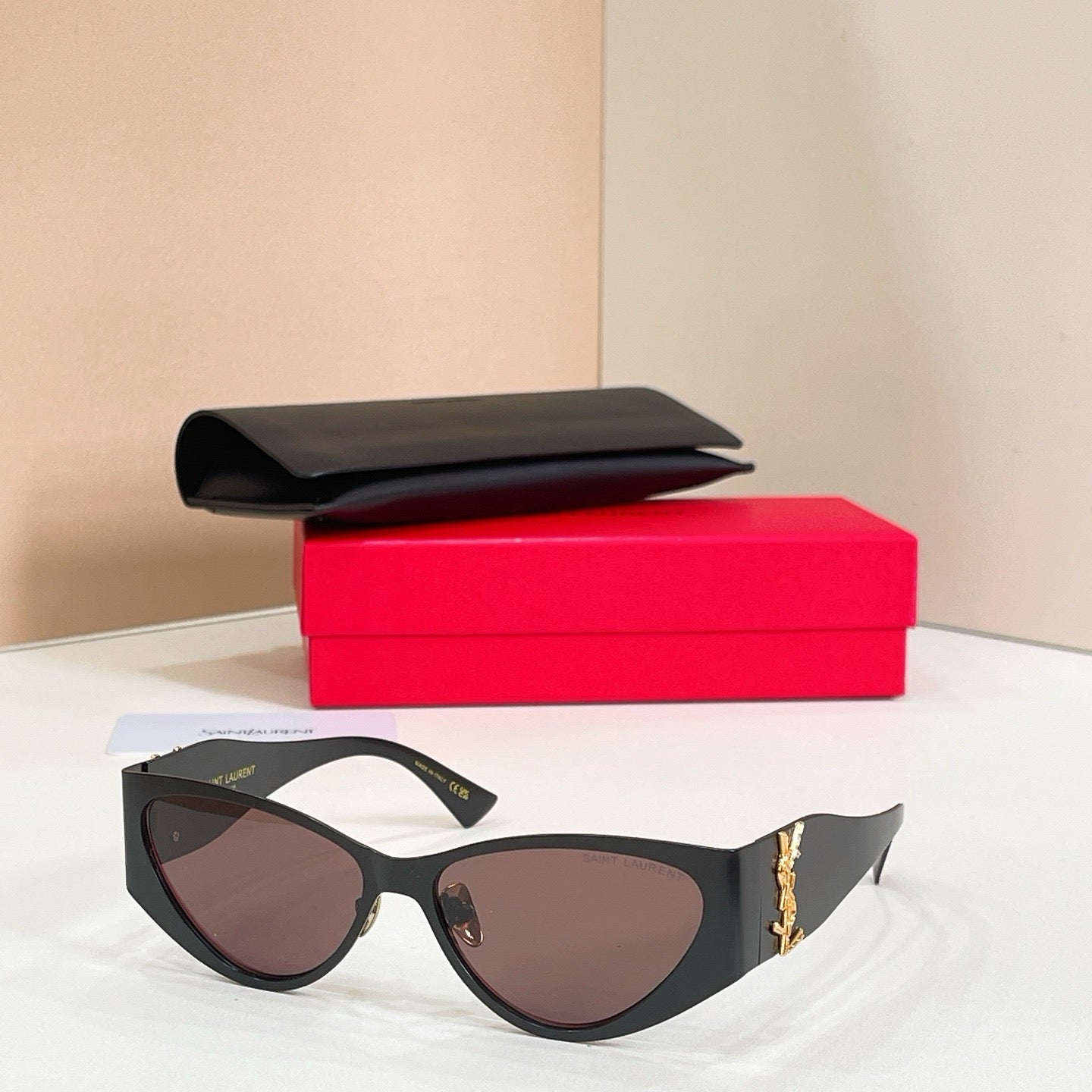 Mehrfarbige Sonnenbrille