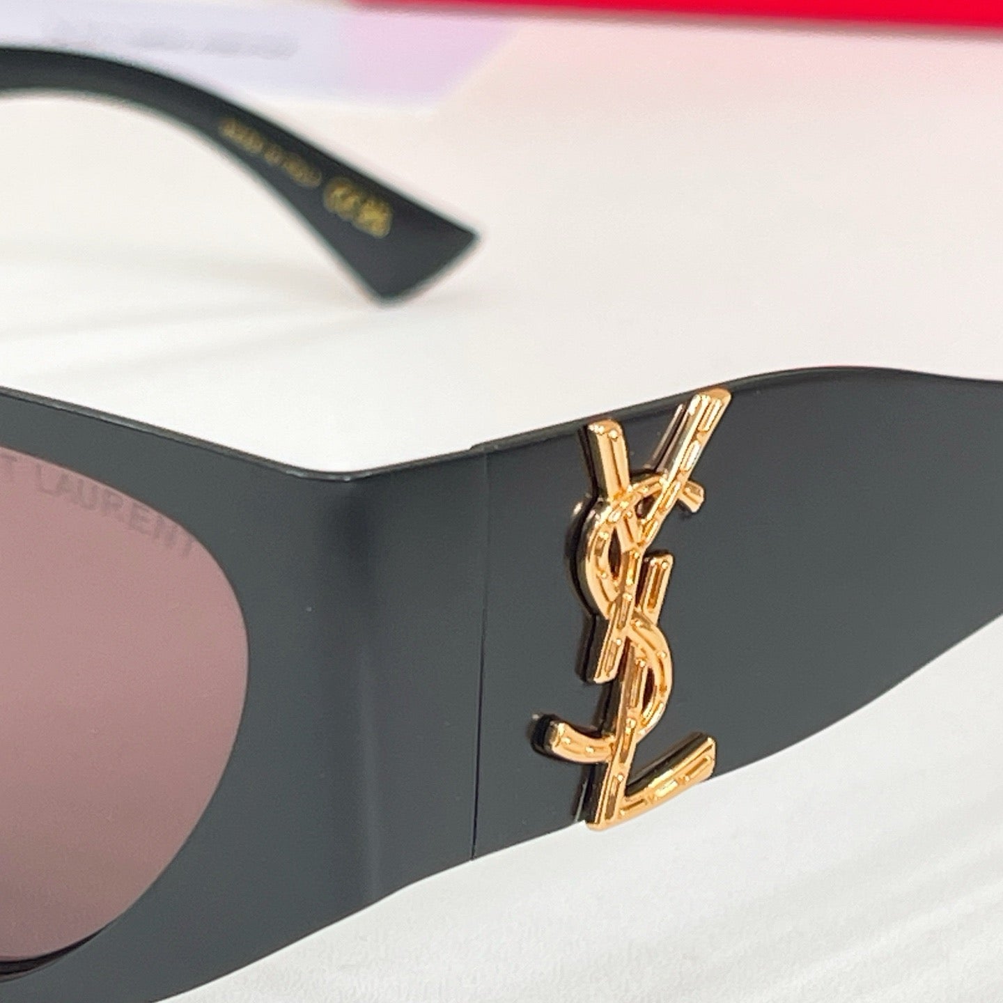Mehrfarbige Sonnenbrille