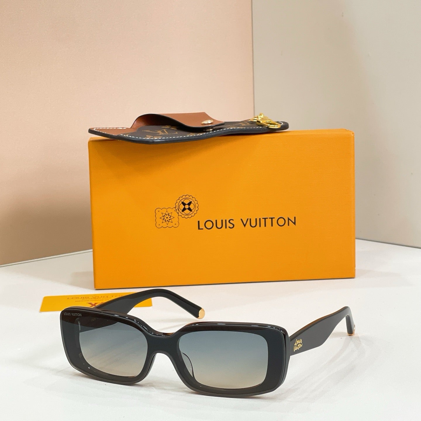Mehrfarbige Sonnenbrille