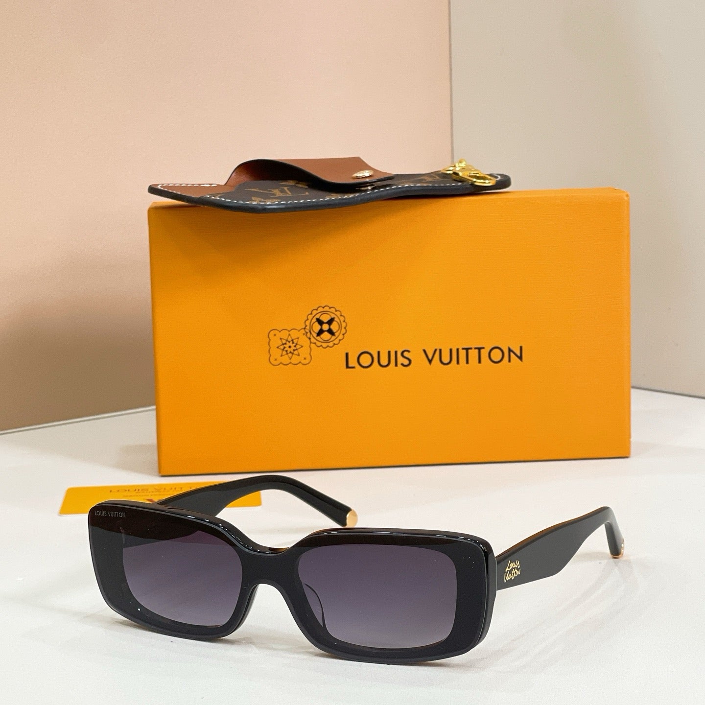 Mehrfarbige Sonnenbrille