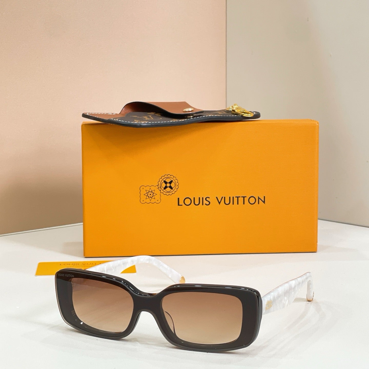 Mehrfarbige Sonnenbrille