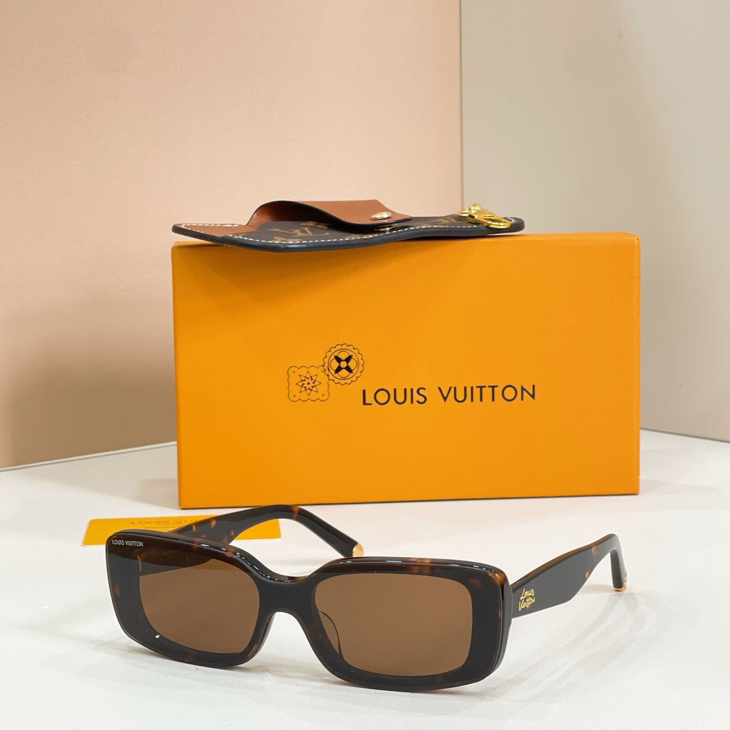 Mehrfarbige Sonnenbrille