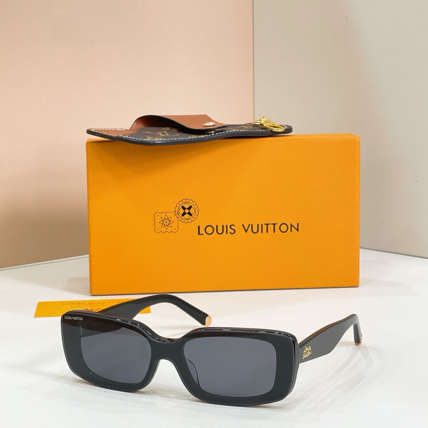 Mehrfarbige Sonnenbrille