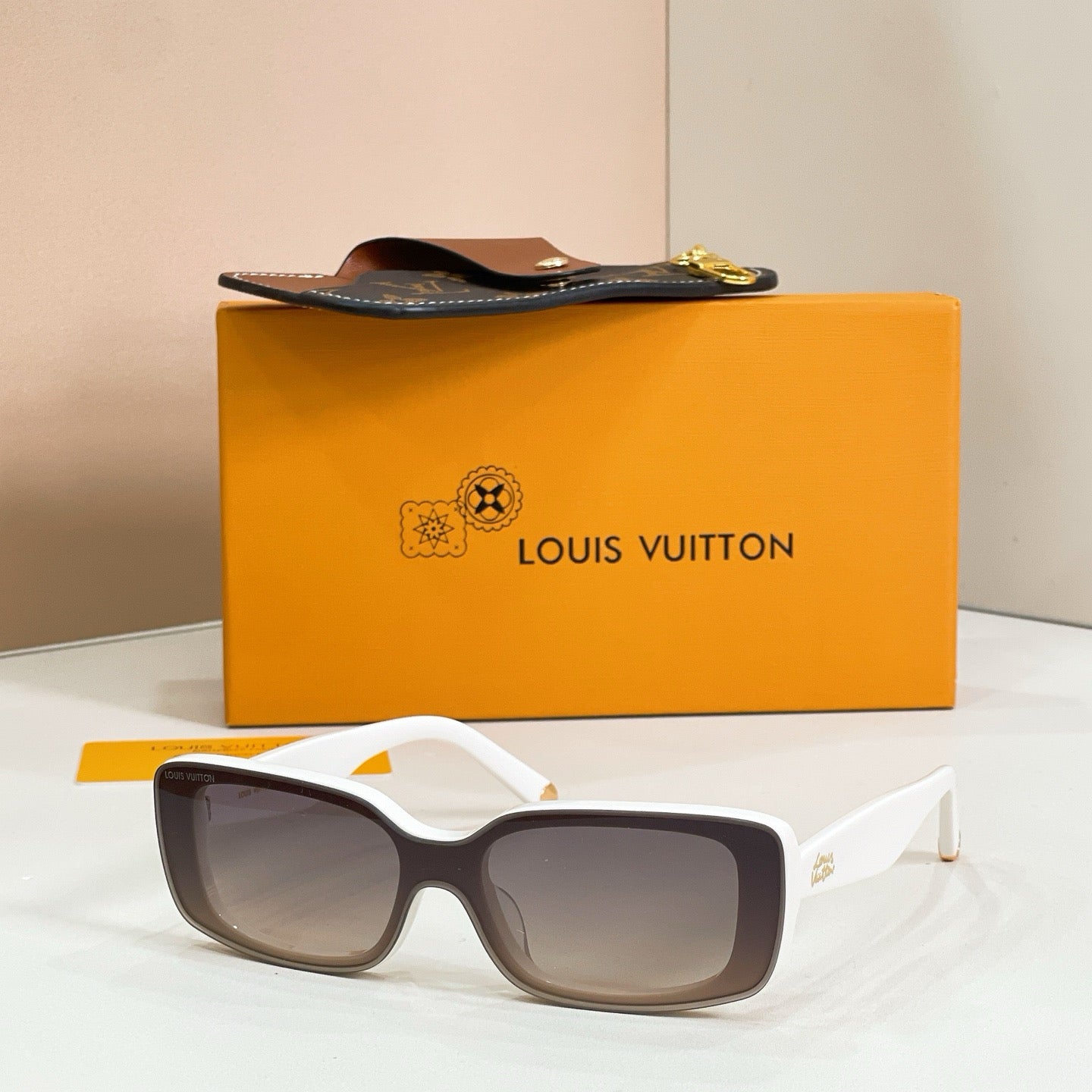 Mehrfarbige Sonnenbrille