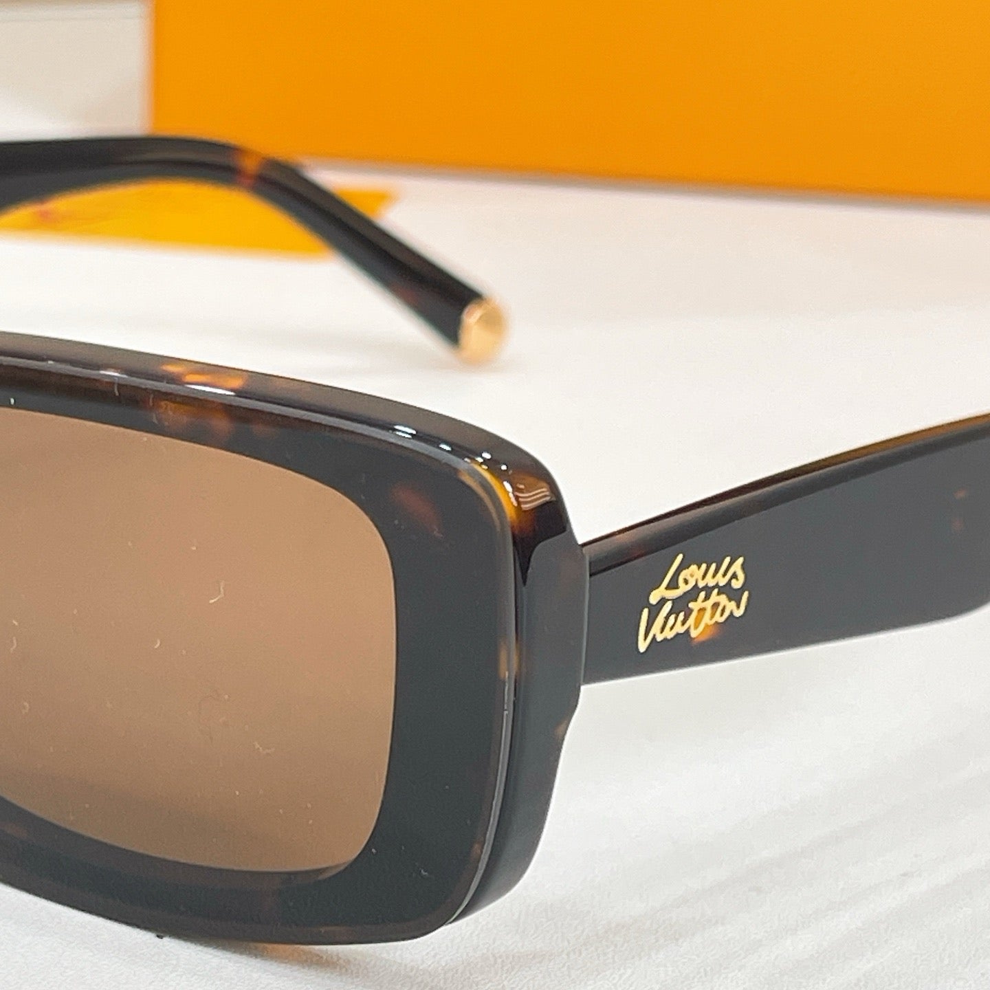 Mehrfarbige Sonnenbrille