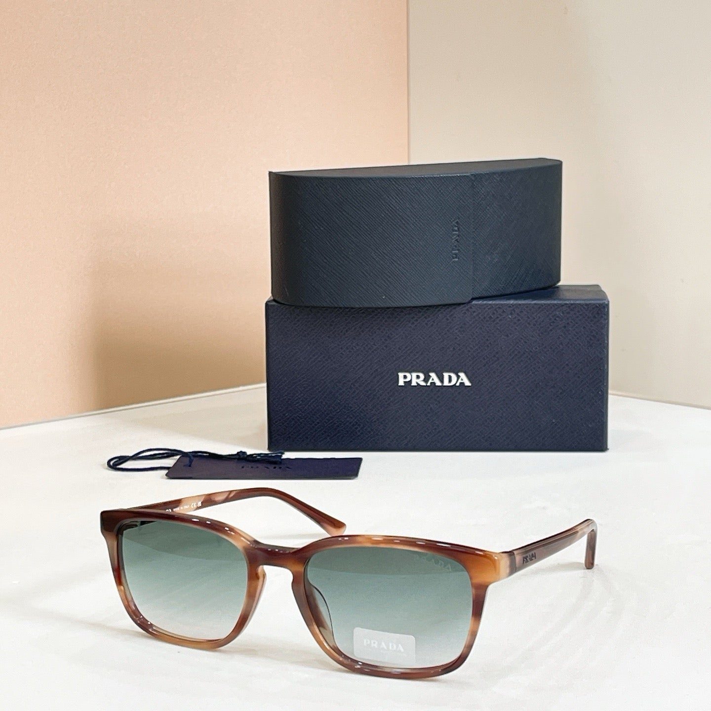 Mehrfarbige Sonnenbrille
