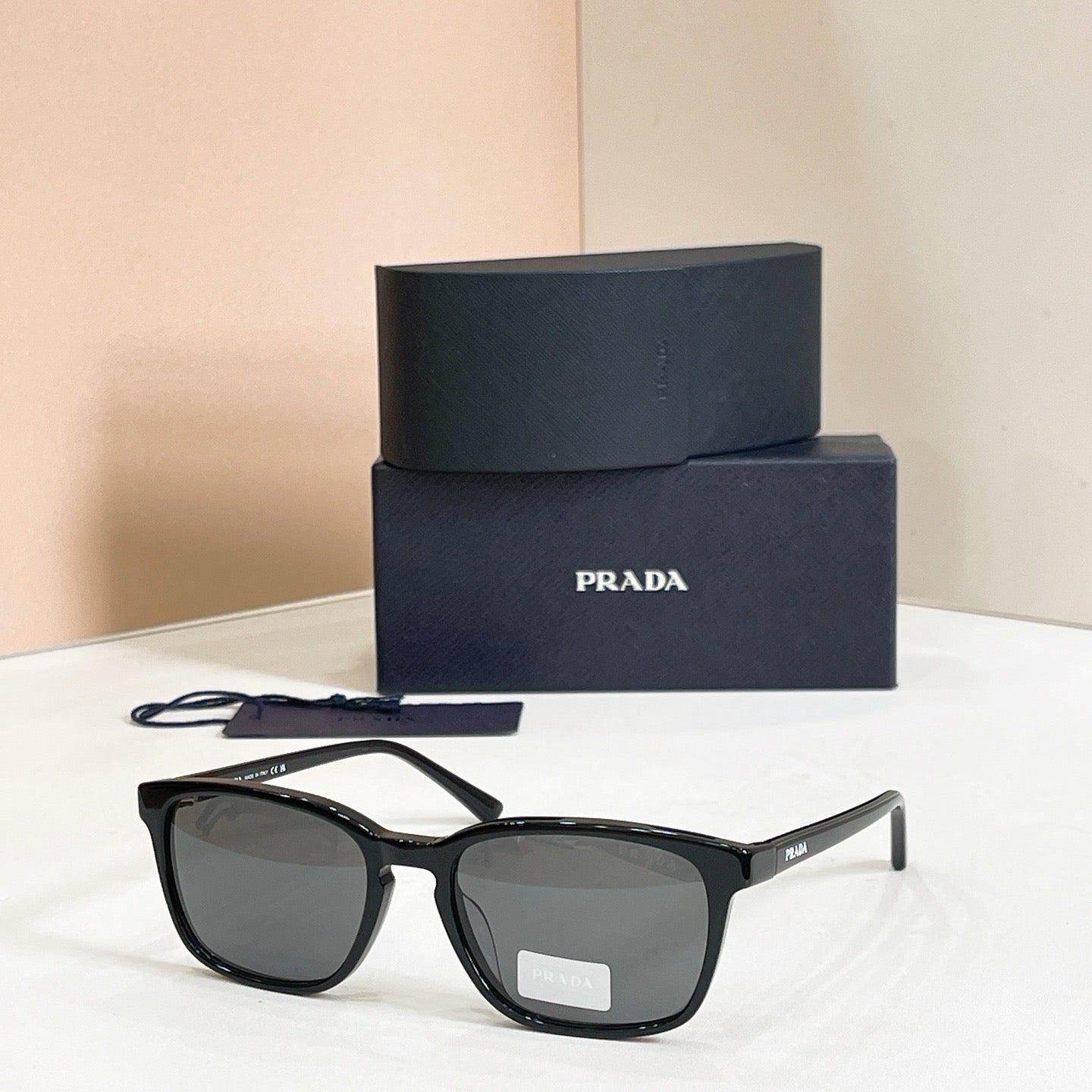 Mehrfarbige Sonnenbrille