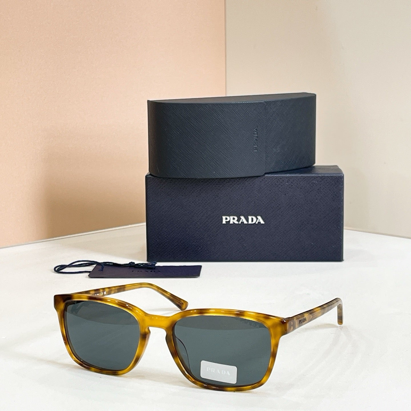 Mehrfarbige Sonnenbrille