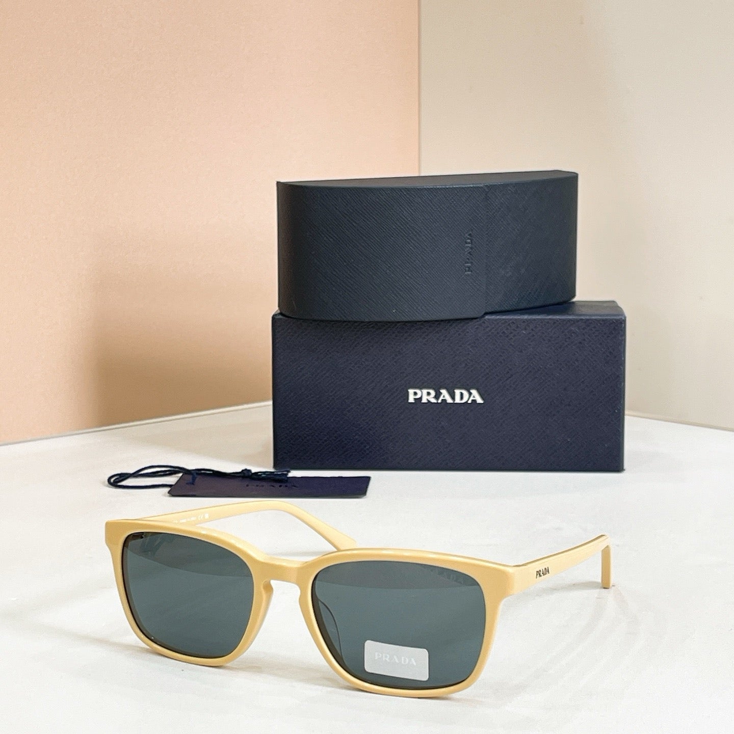Mehrfarbige Sonnenbrille