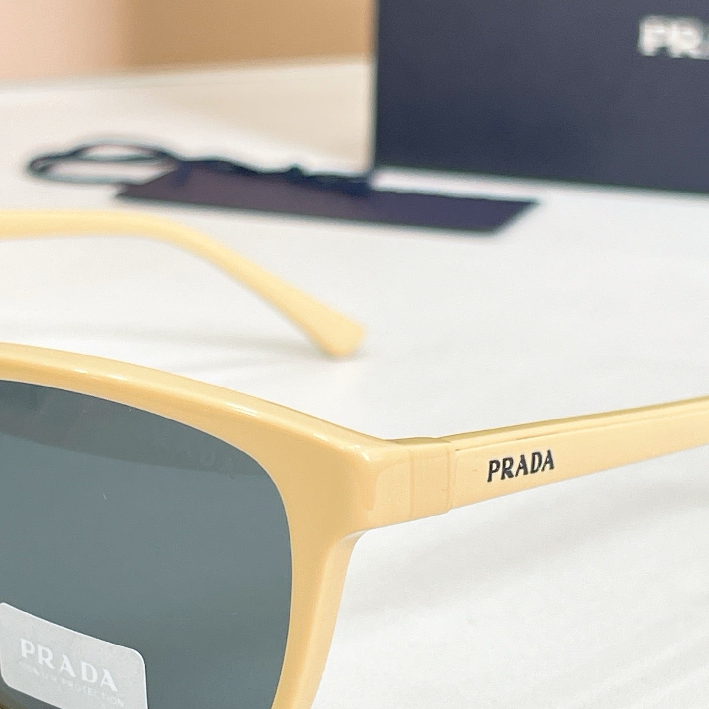 Mehrfarbige Sonnenbrille