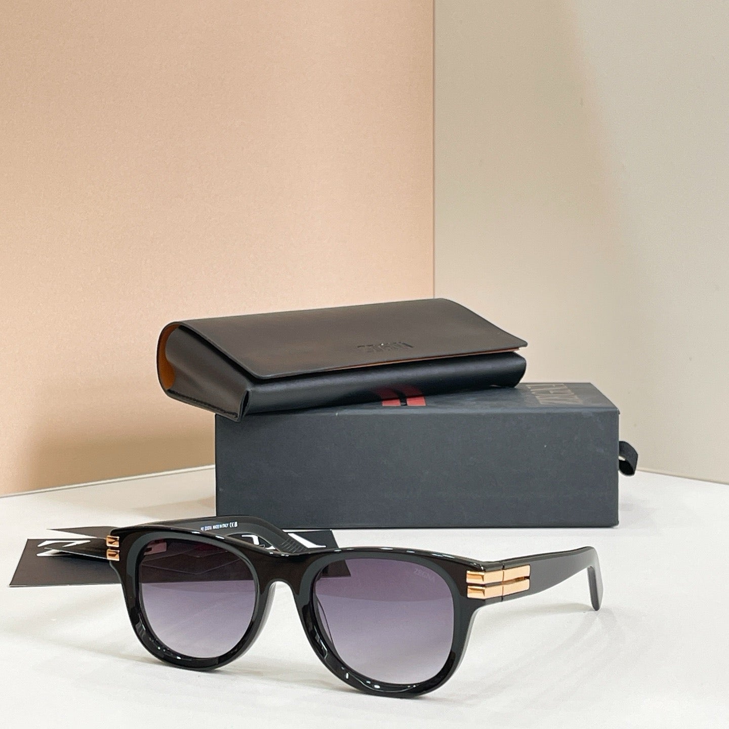 Mehrfarbige Sonnenbrille