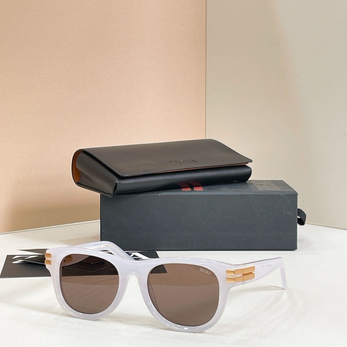 Mehrfarbige Sonnenbrille