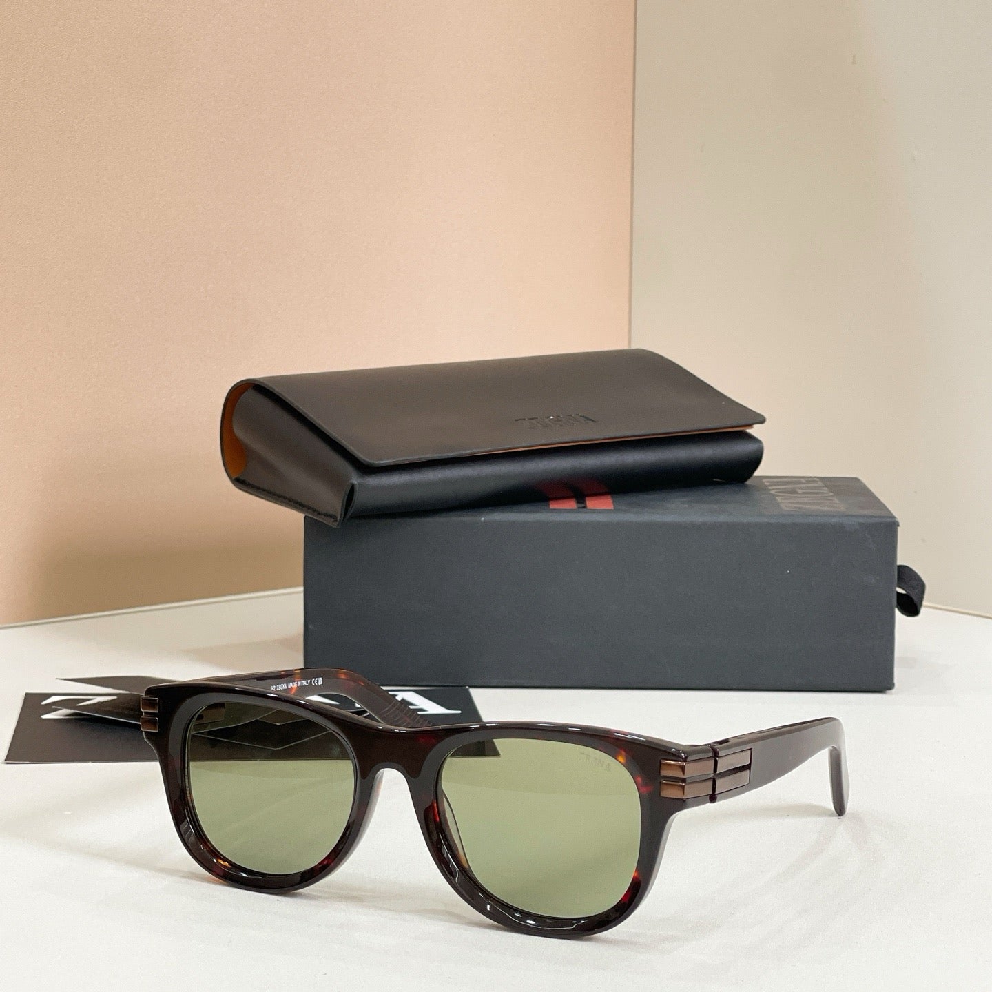 Mehrfarbige Sonnenbrille