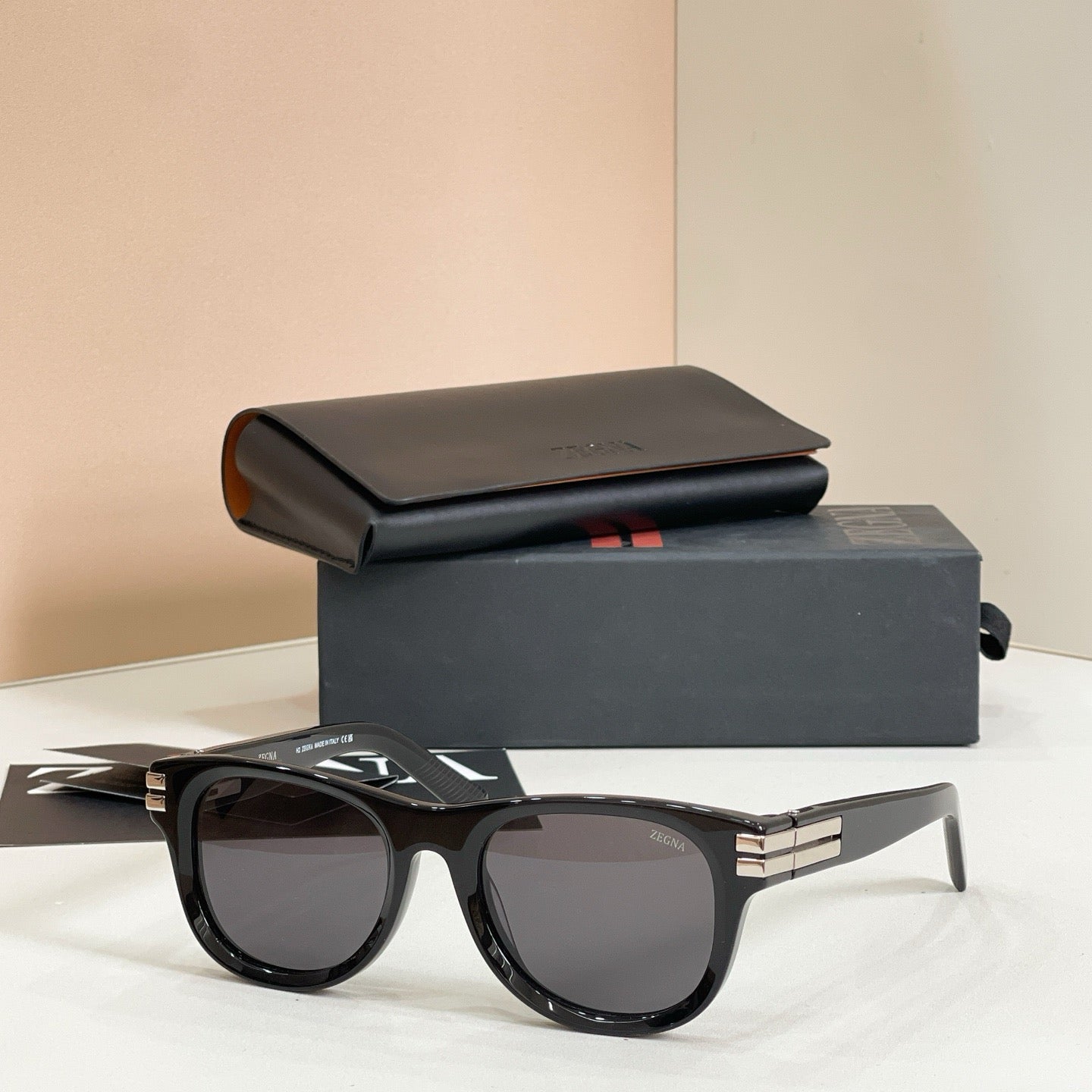 Mehrfarbige Sonnenbrille