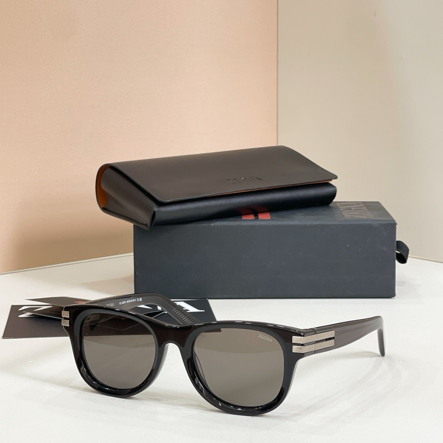 Mehrfarbige Sonnenbrille