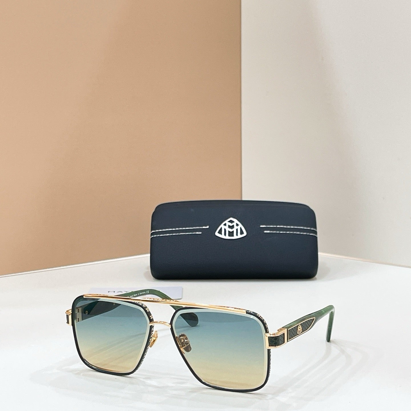Mehrfarbige Sonnenbrille