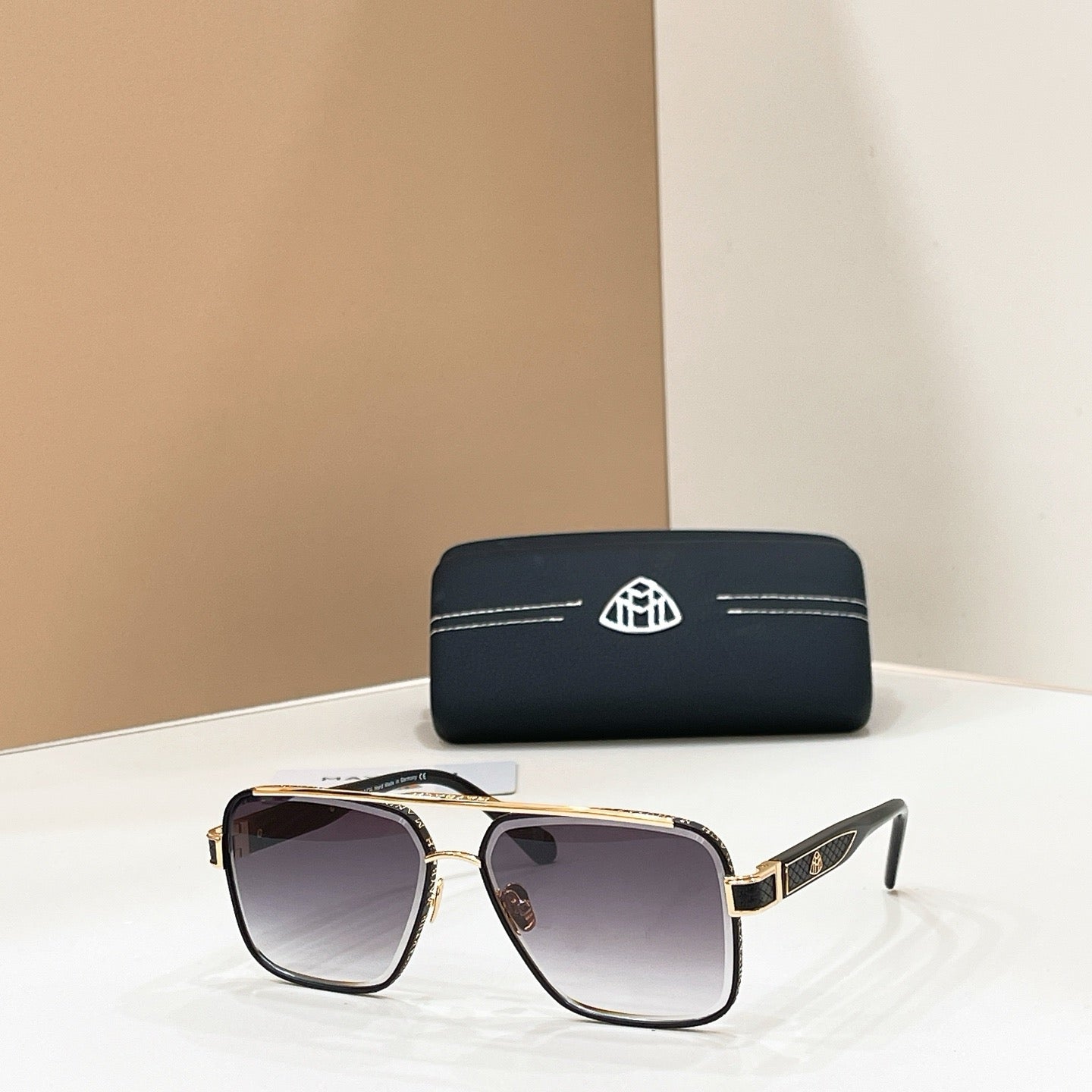 Mehrfarbige Sonnenbrille