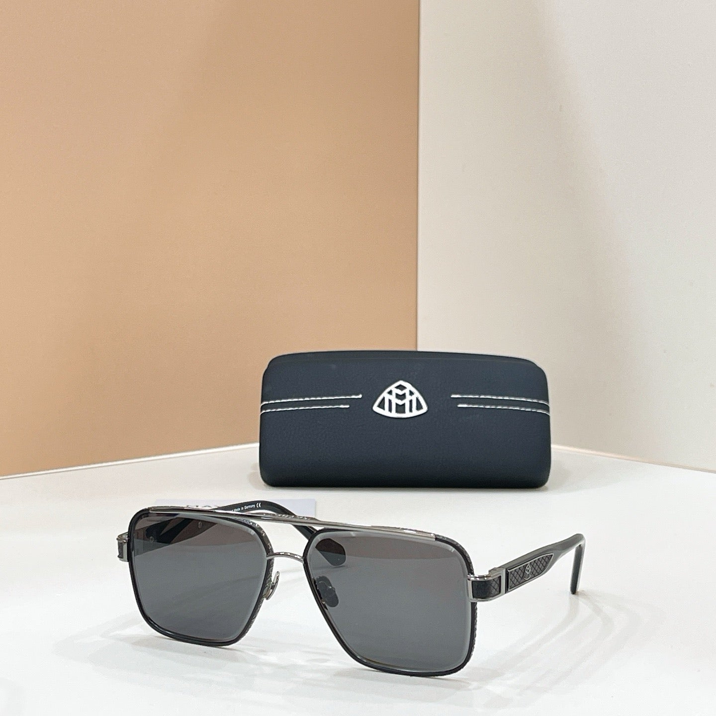 Mehrfarbige Sonnenbrille
