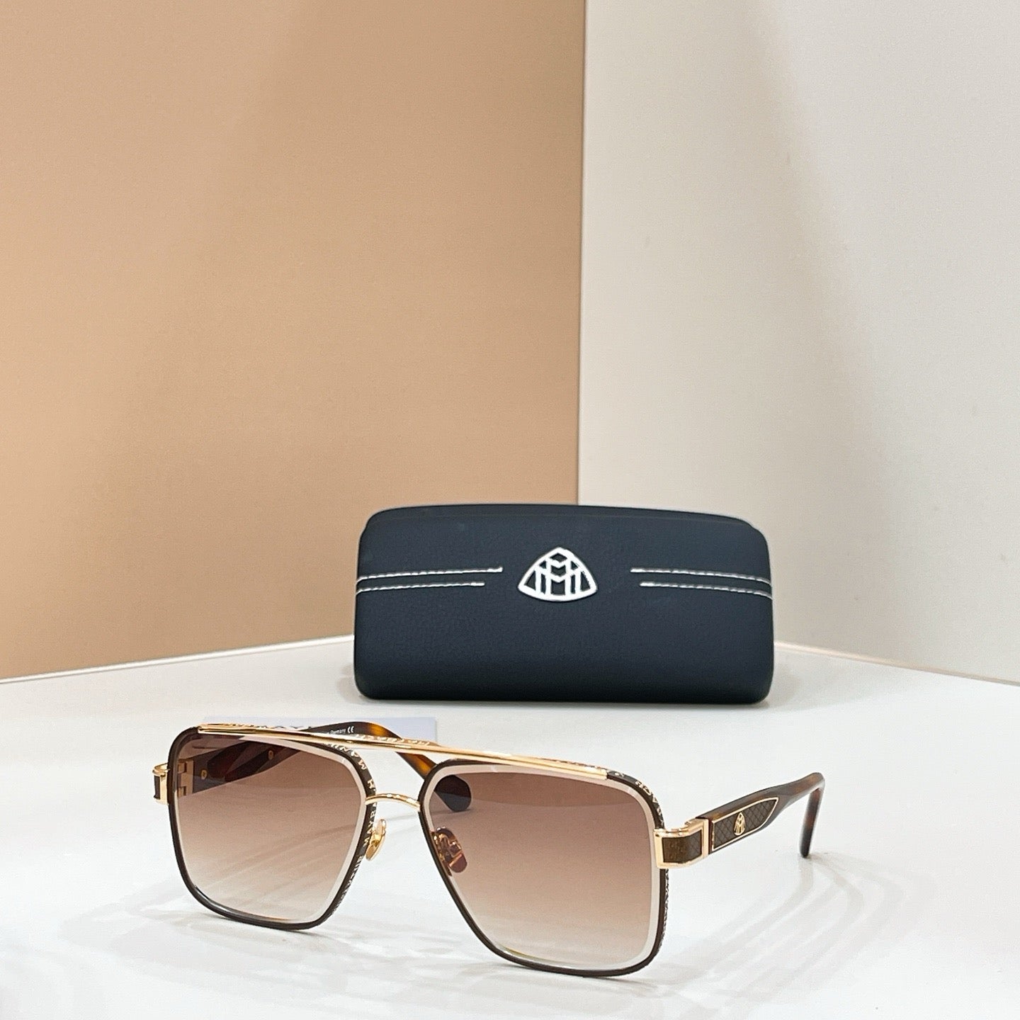 Mehrfarbige Sonnenbrille