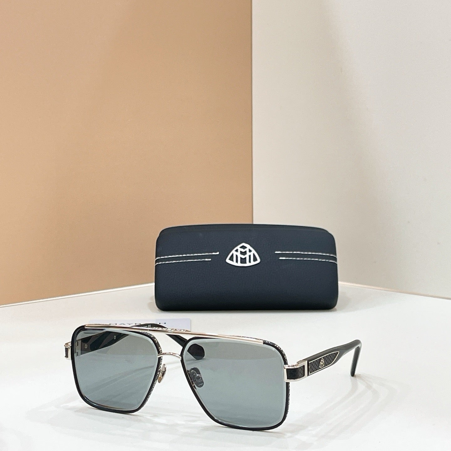 Mehrfarbige Sonnenbrille
